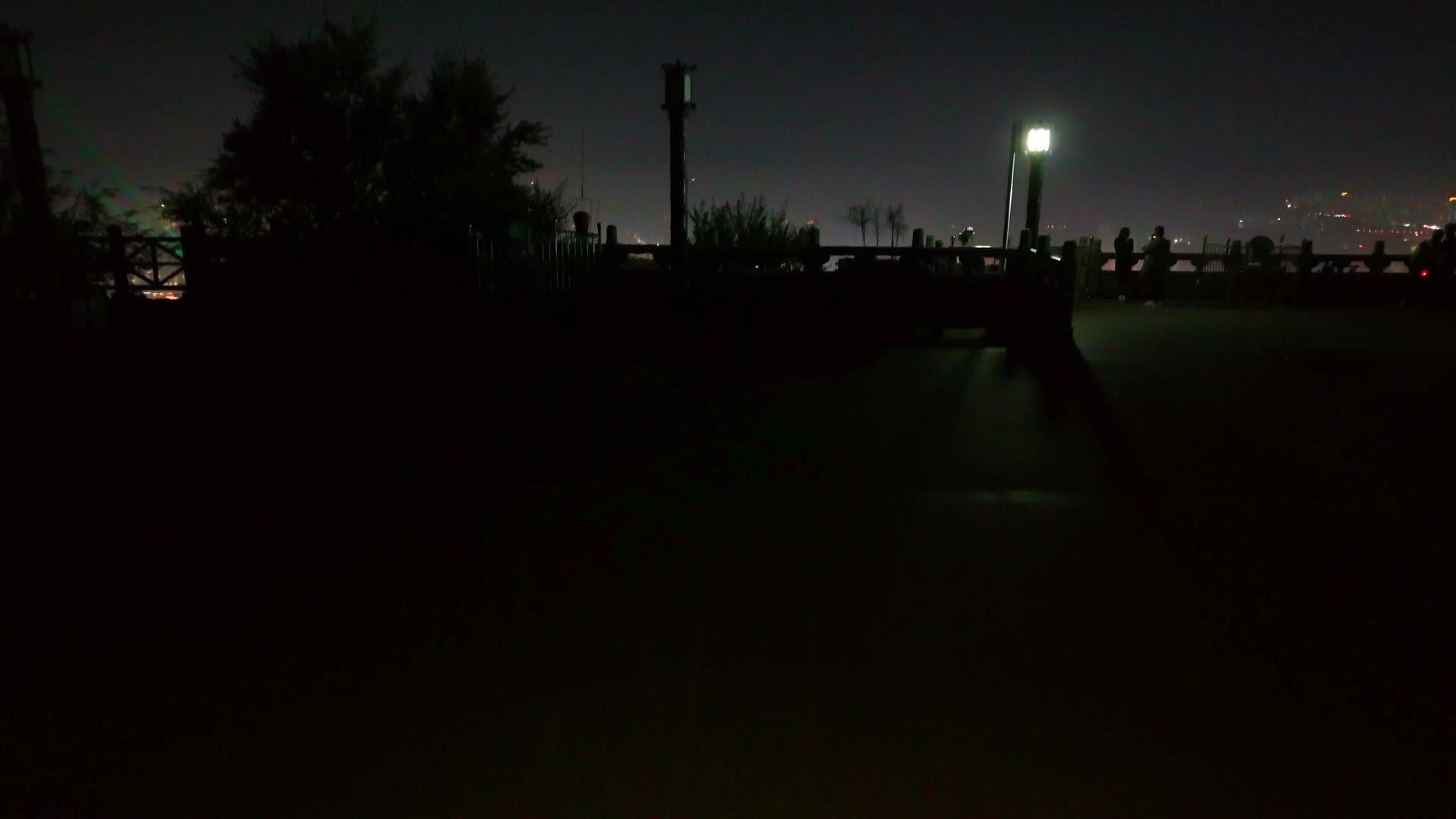 航拍甘肃兰州兰山夜景俯瞰视频的预览图