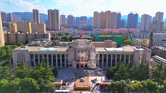 航拍甘肃省博物馆马踏飞燕特写驿使图视频的预览图