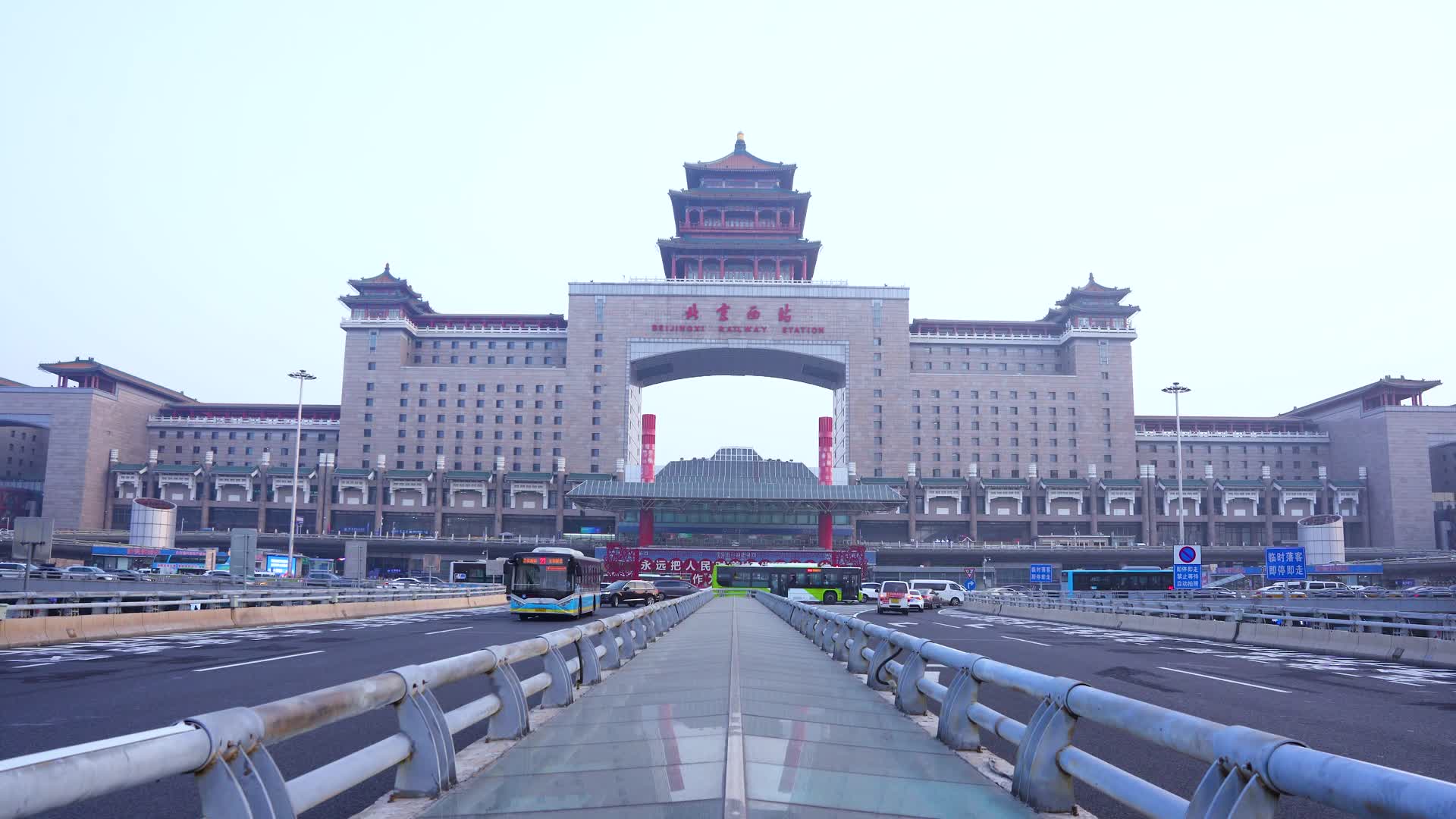 北京西客站交通运输上下班高峰期车流量视频的预览图