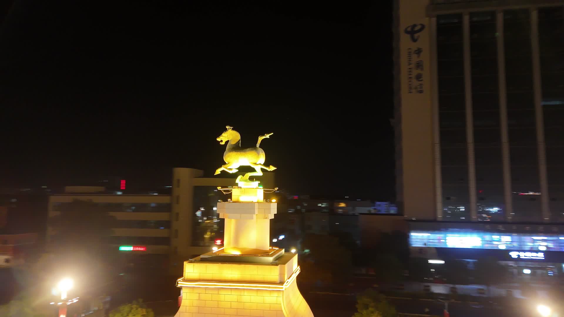 航拍武威马踏飞燕塑像夜景视频的预览图