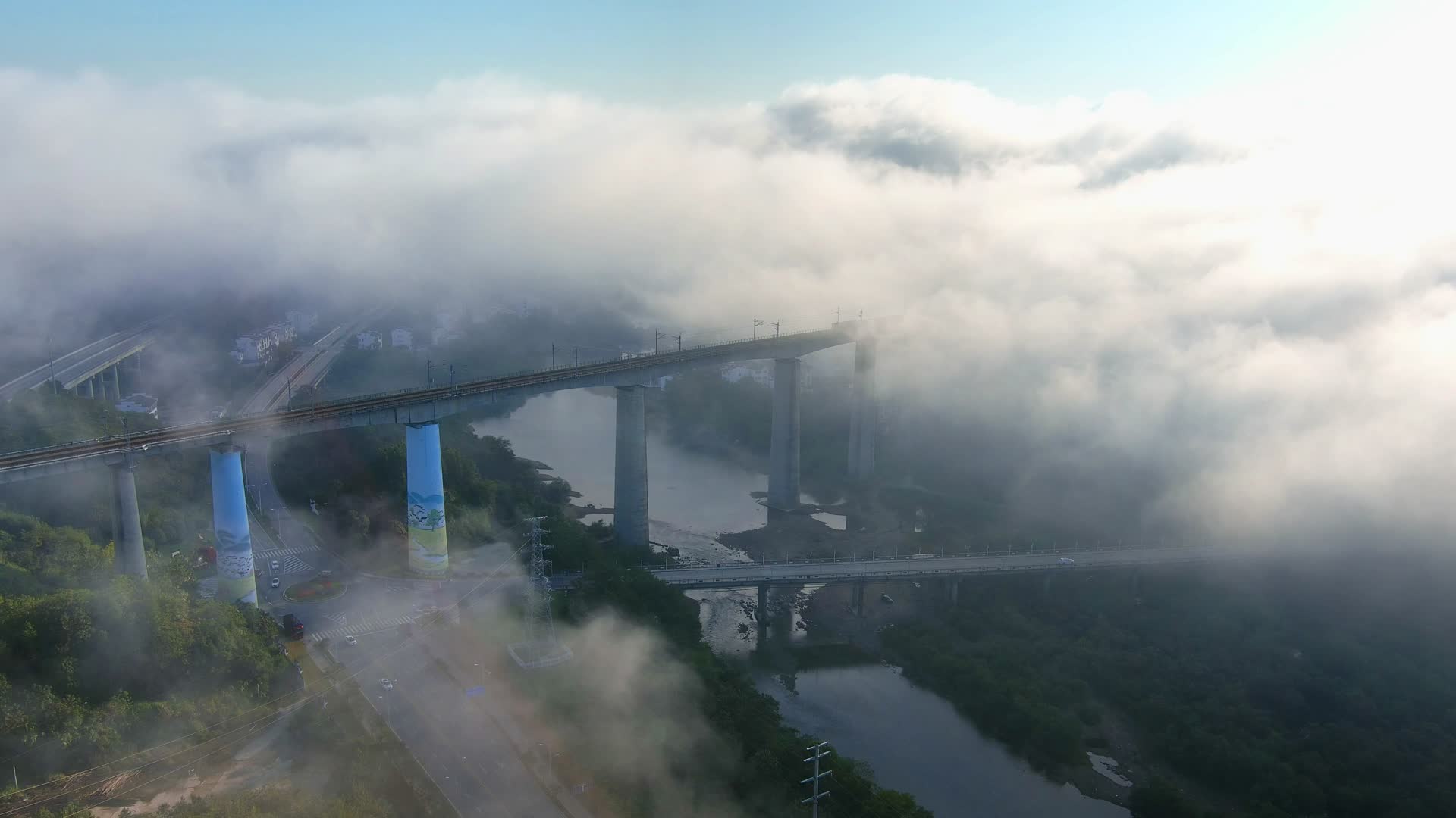 高铁高速村落云蒸雾绕视频的预览图