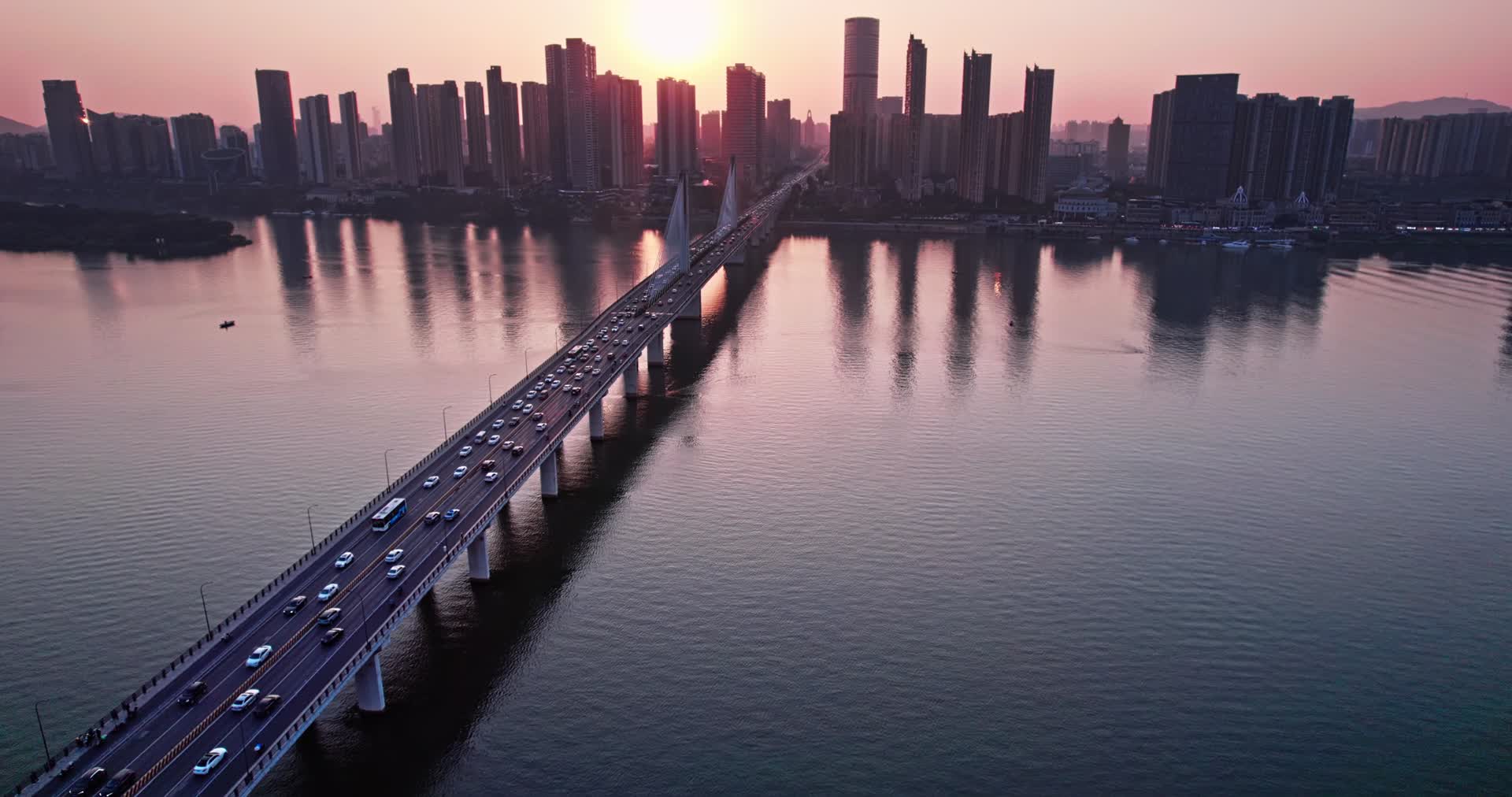 4k湖南长沙开福区湘江银盆岭大桥交通车流视频的预览图