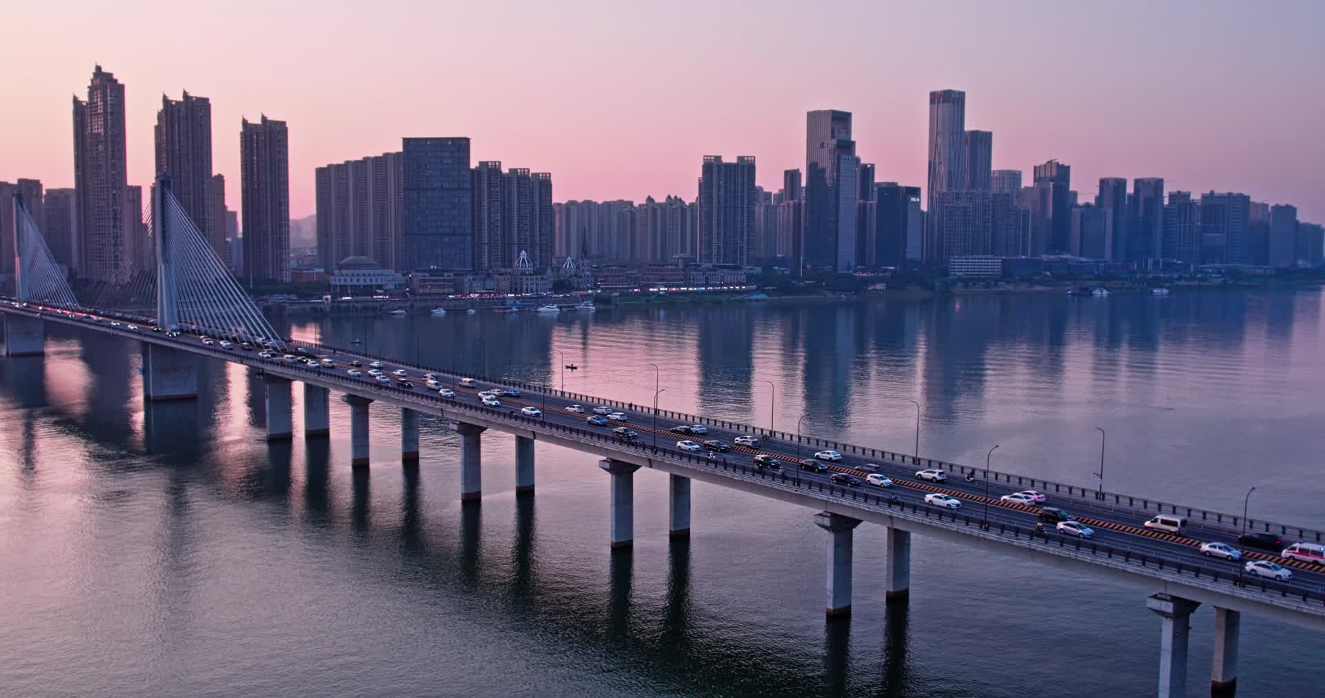 4k湖南长沙开福区湘江银盆岭大桥视频的预览图