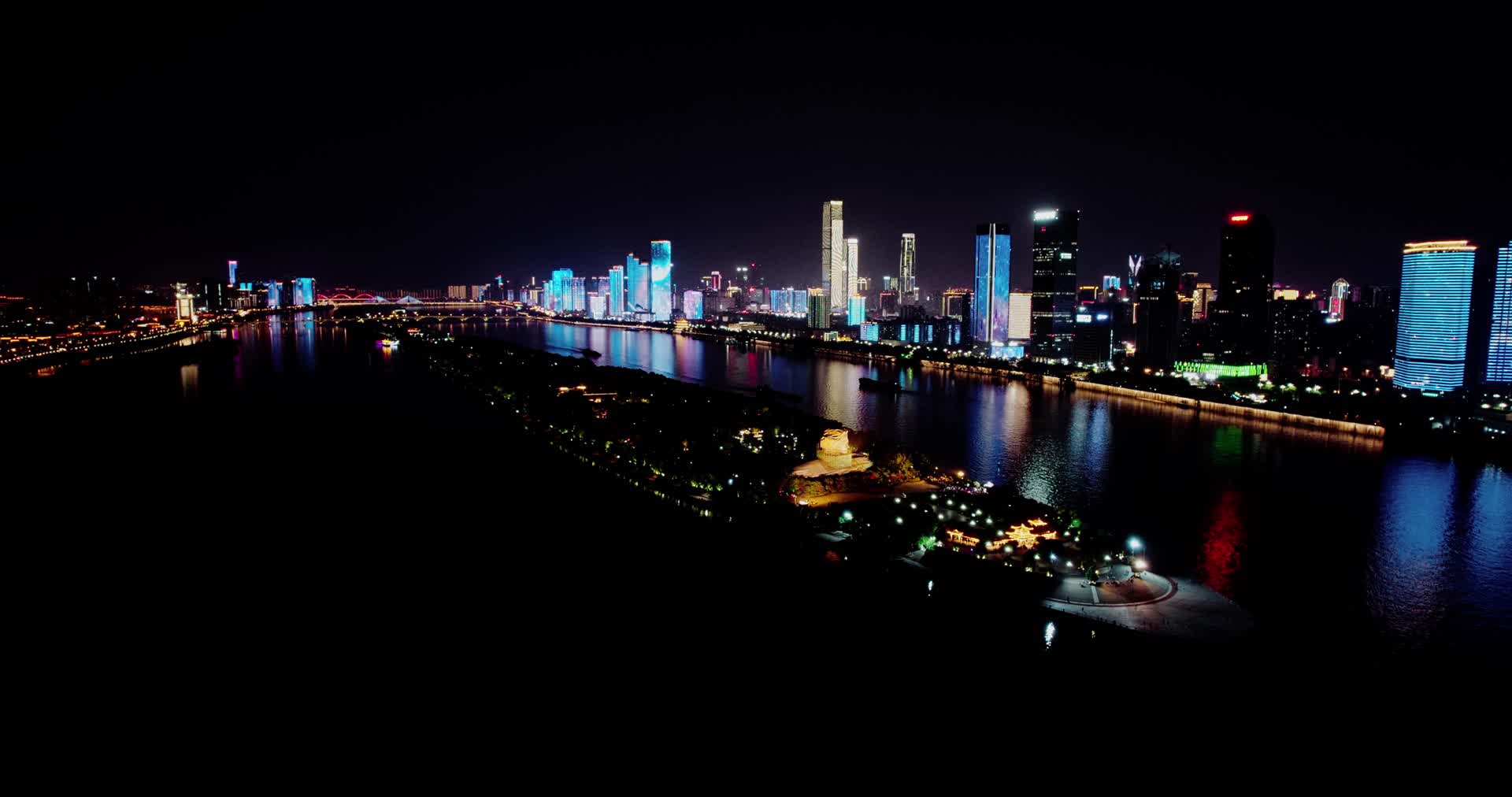 4k航拍湖南长沙橘子洲湘江夜景视频的预览图
