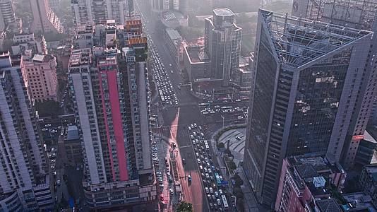 4k湖南长沙开福区清晨十字路交通车流视频的预览图