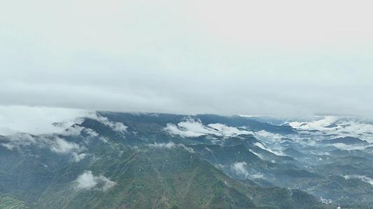 重庆乡村秋雨中雾气绕山梁4K高清延时视频的预览图