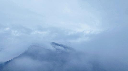 重庆乡村秋雨中雾气绕山梁4K高清延时摄影视频的预览图