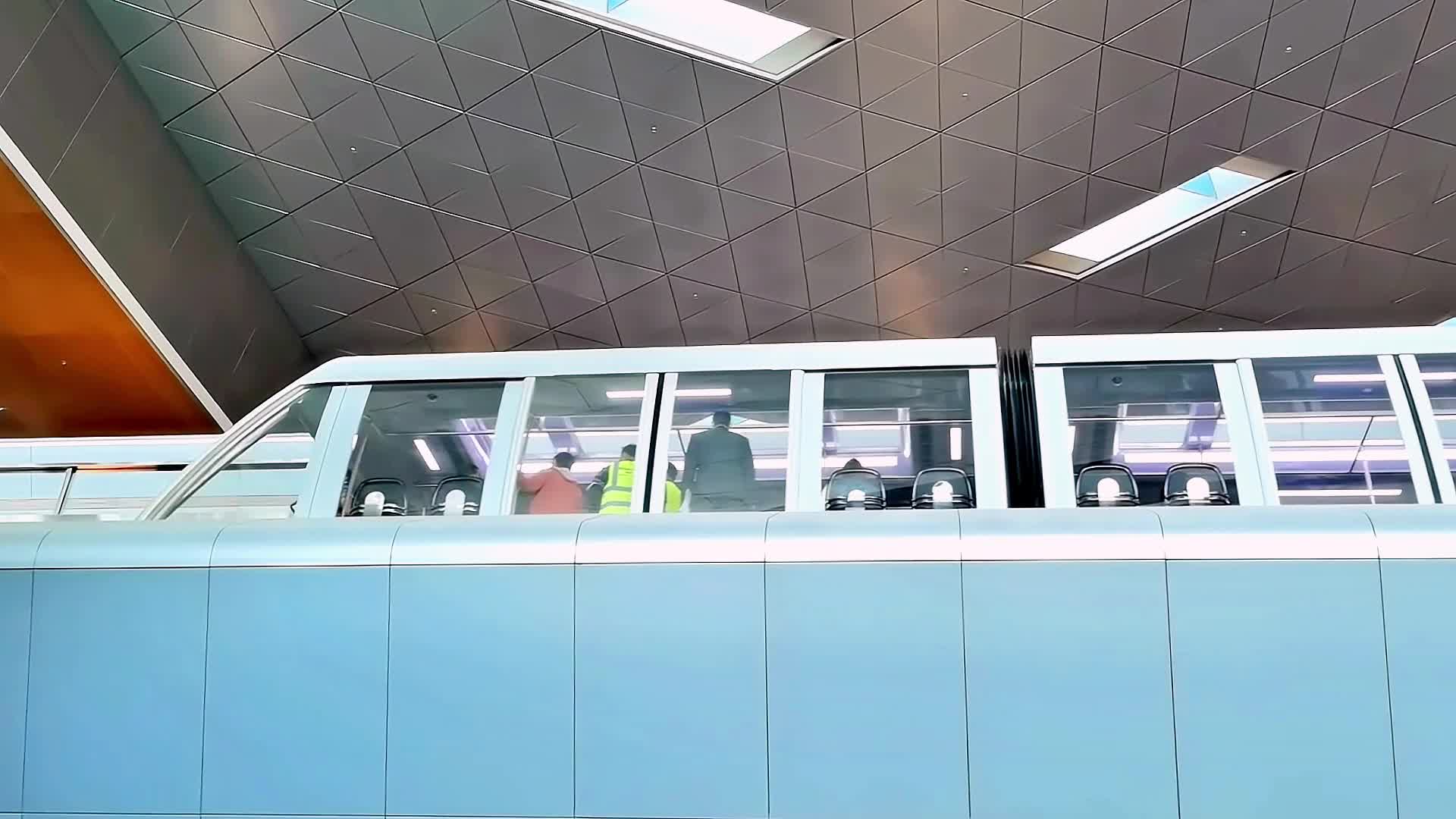 多哈机场轻轨起步出发的瞬间视频的预览图