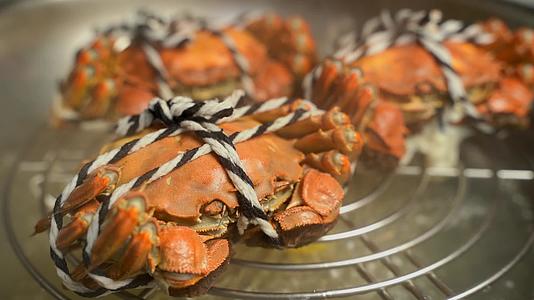 传统美食清蒸大闸蟹螃蟹4K视频的预览图