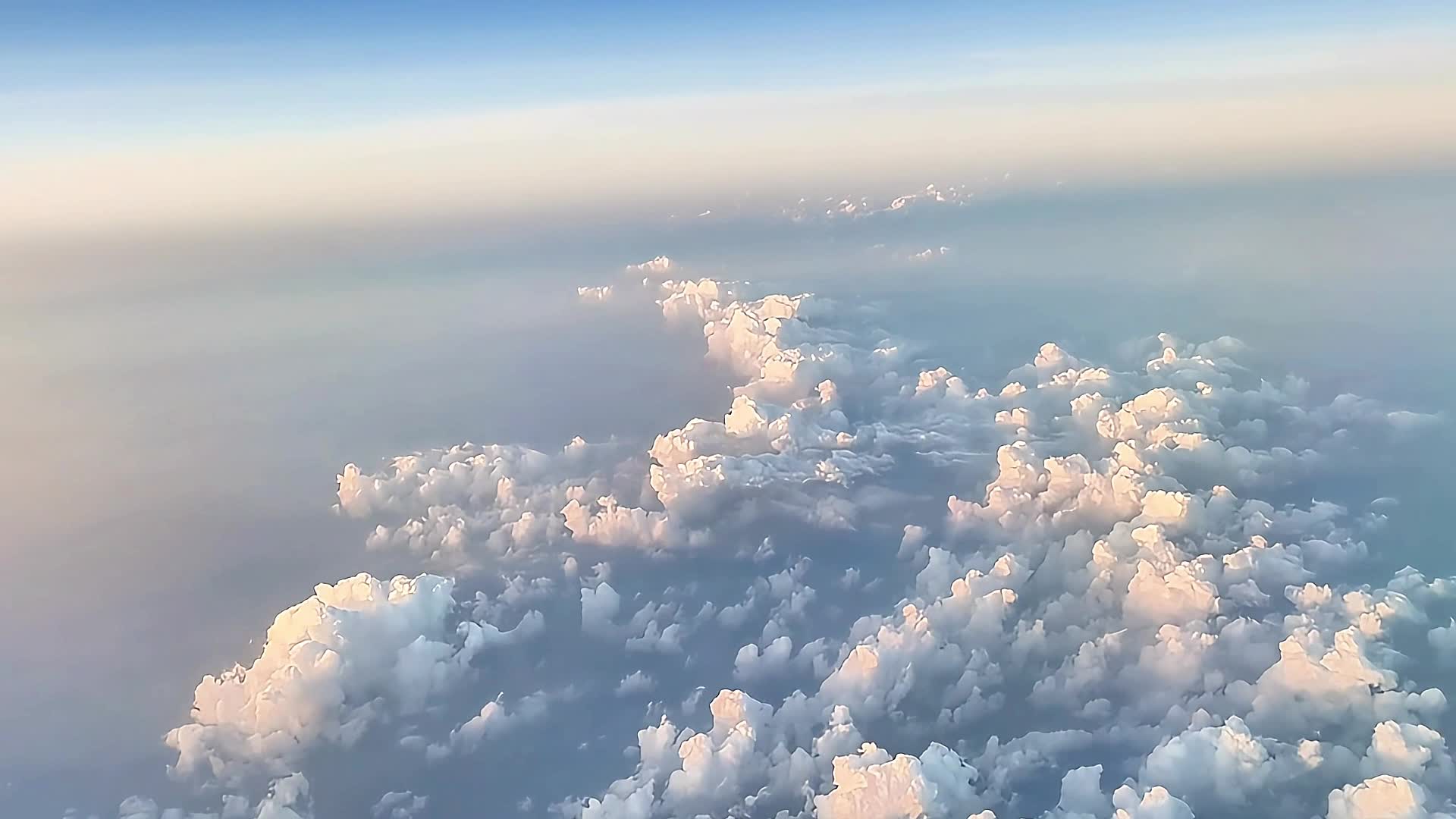 飞机在云海中飞行视频的预览图