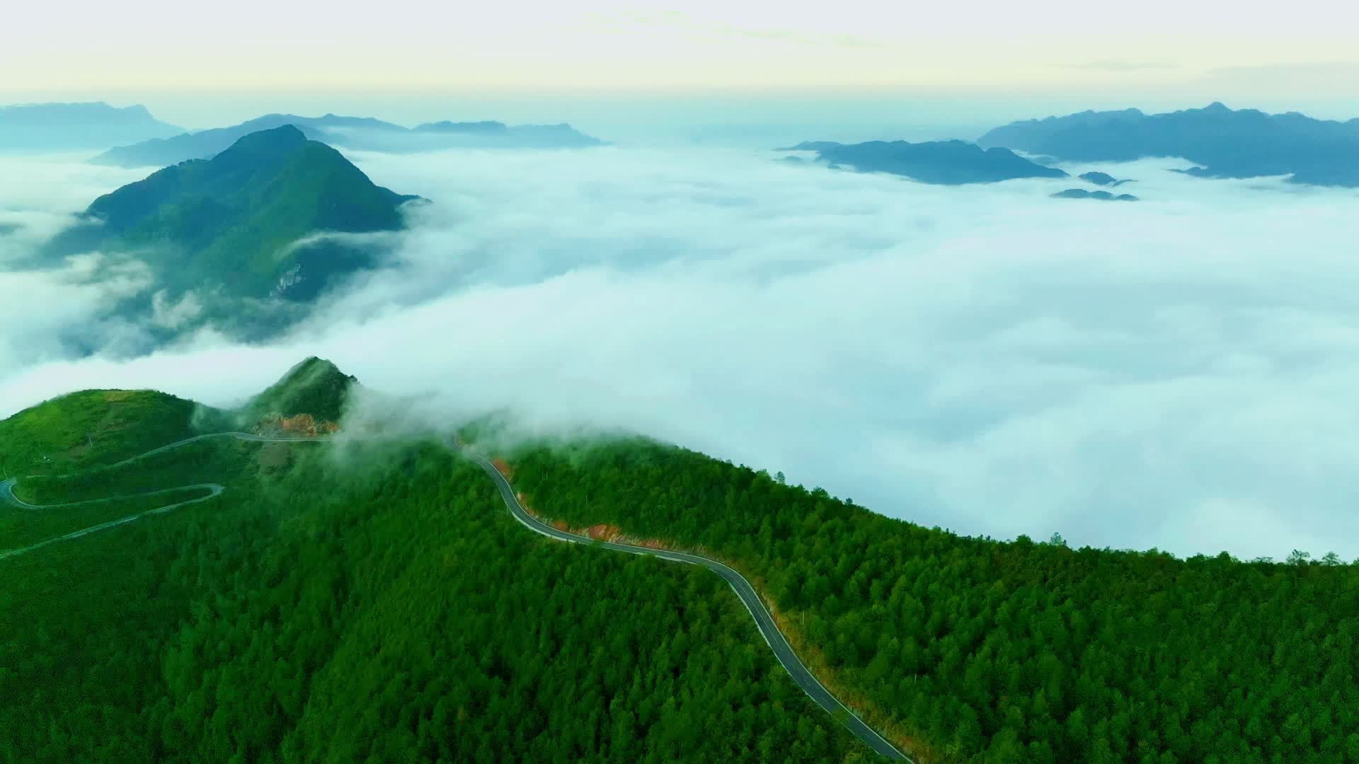 武陵山区乡村日出雾气绕山梁4K高清实拍视频的预览图