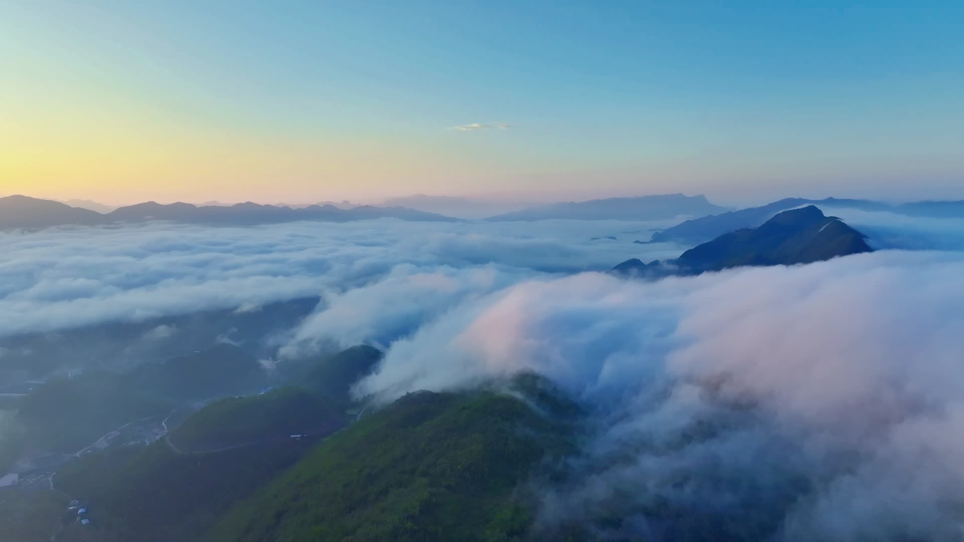 武陵山区乡村日出雾气绕山梁4K高清实拍1视频的预览图