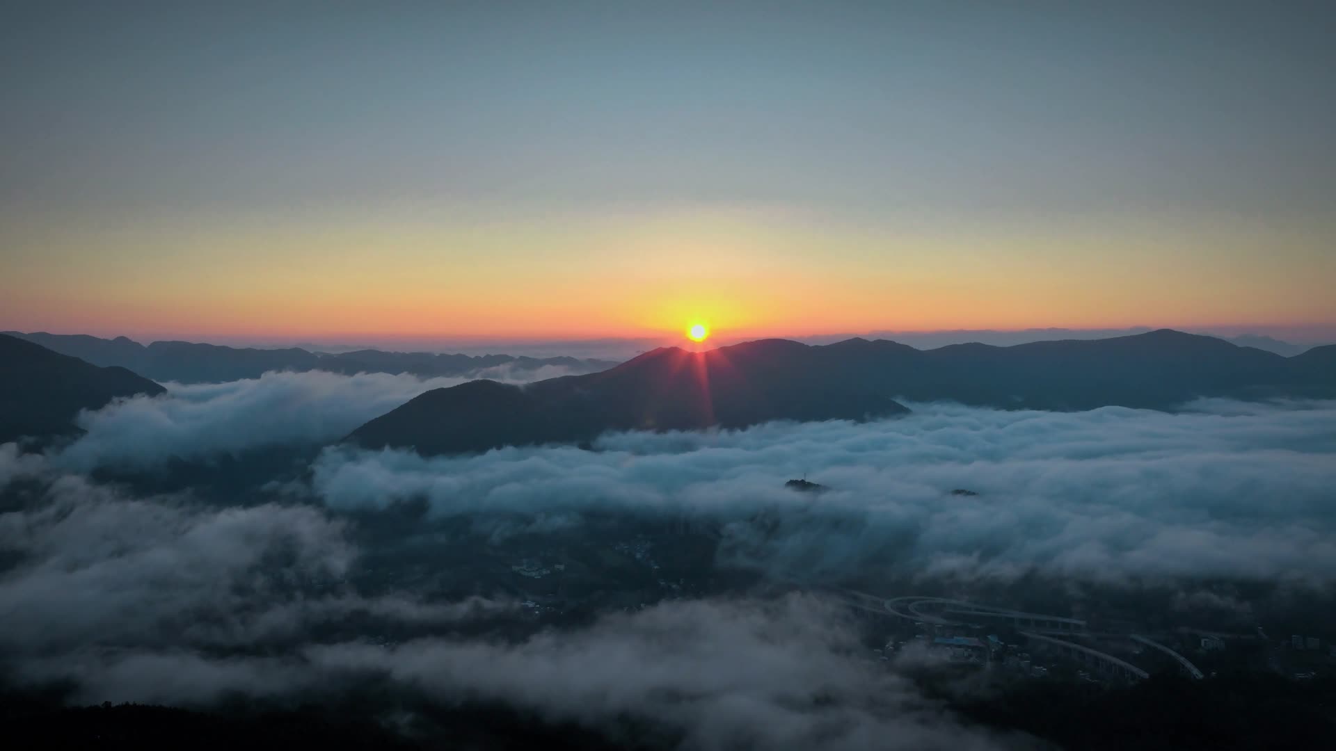 武陵山区乡村日出雾气绕山梁4K高清延时摄影1视频的预览图