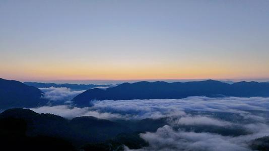 武陵山区乡村日出雾气绕山梁4K高清延时摄影3视频的预览图
