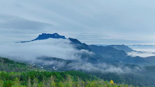 武陵山区秋天早晨雾气萦绕4K高清延时摄影视频的预览图