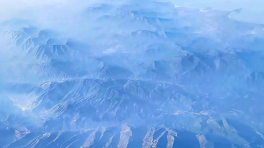 飞机上俯瞰山脉视频的预览图