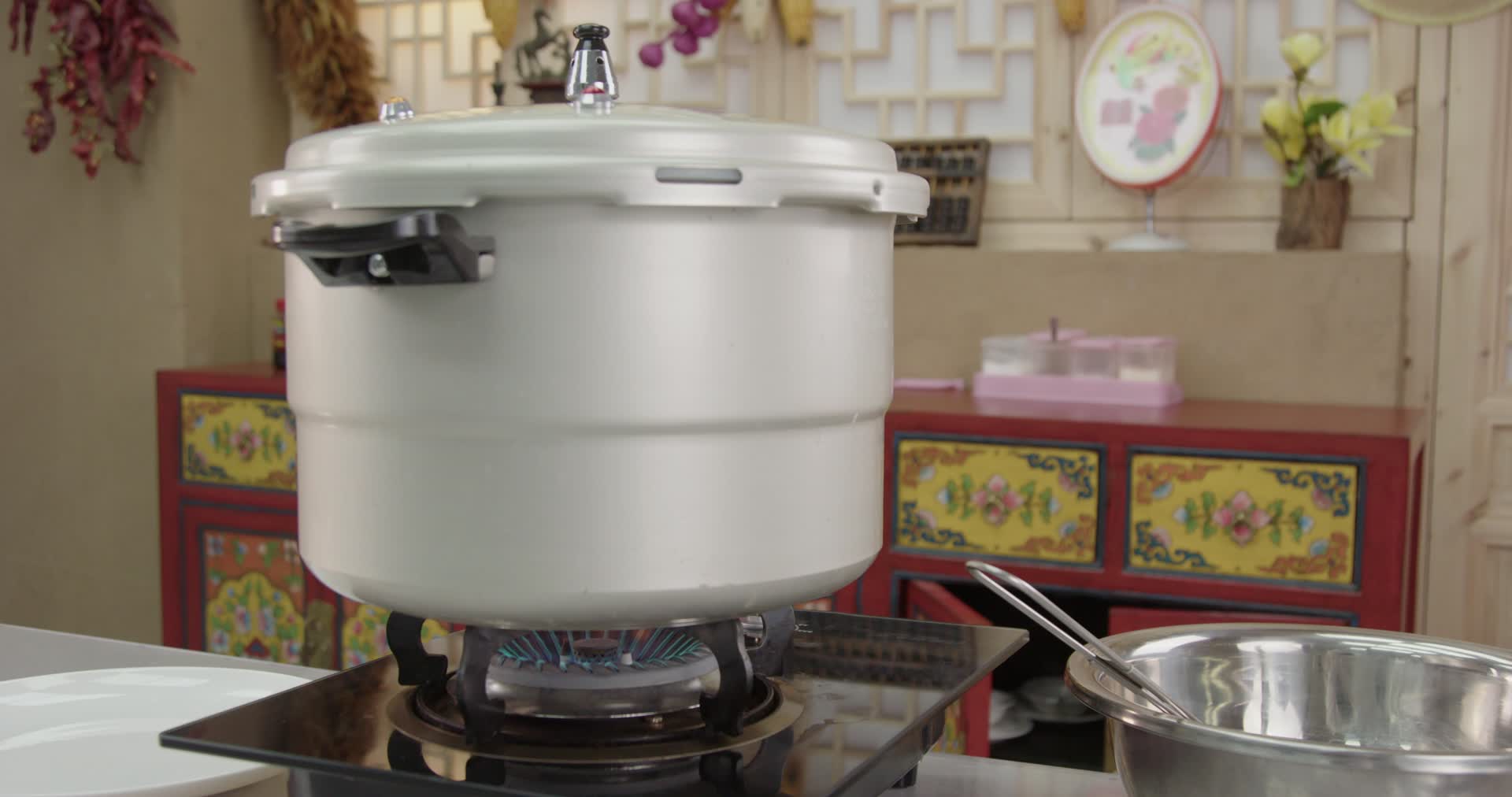 高压锅炖煮美食视频的预览图