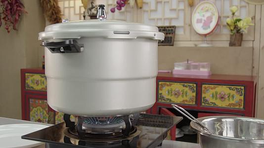 高压锅炖煮美食视频的预览图