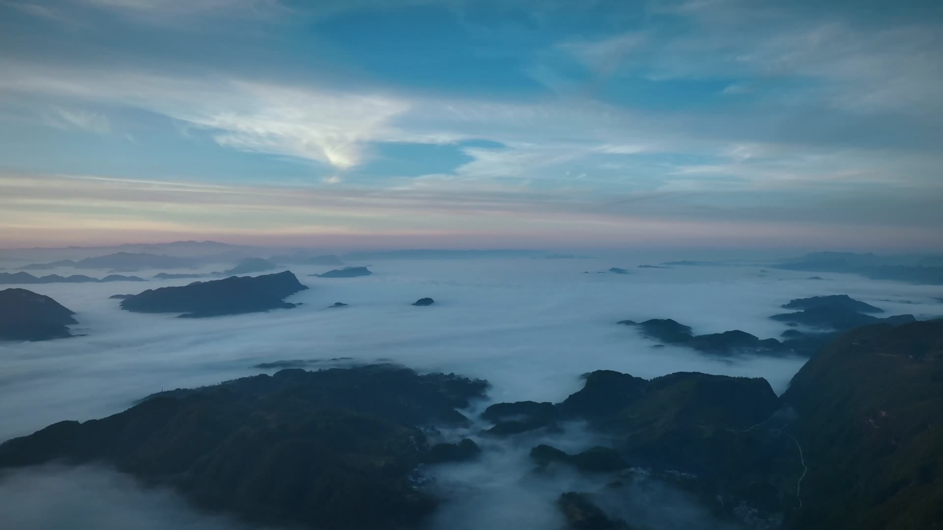 武陵山区秋天清晨日出东山4K高清实拍视频的预览图