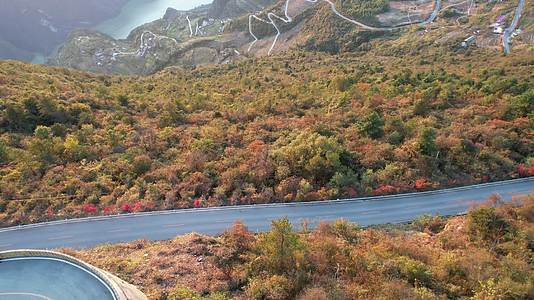 4K山峰公路秋天景色秋意盎然航拍视频视频的预览图