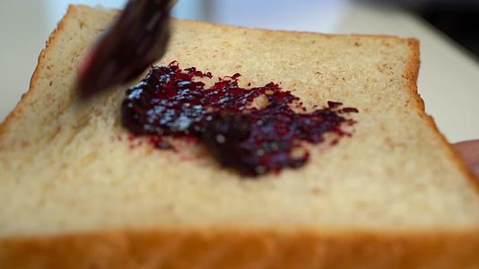蓝莓面包健康营养早餐美食4K视频的预览图