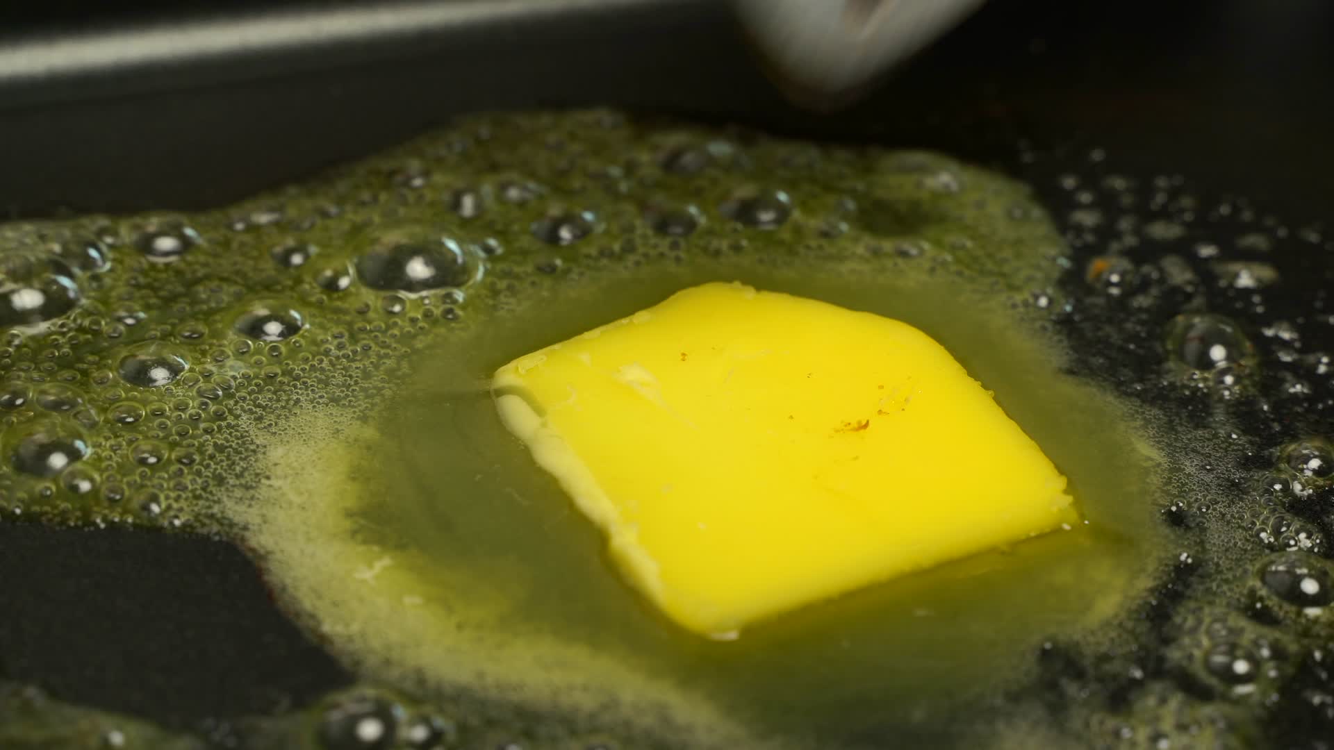 黄油块在平底锅里融化4K视频的预览图