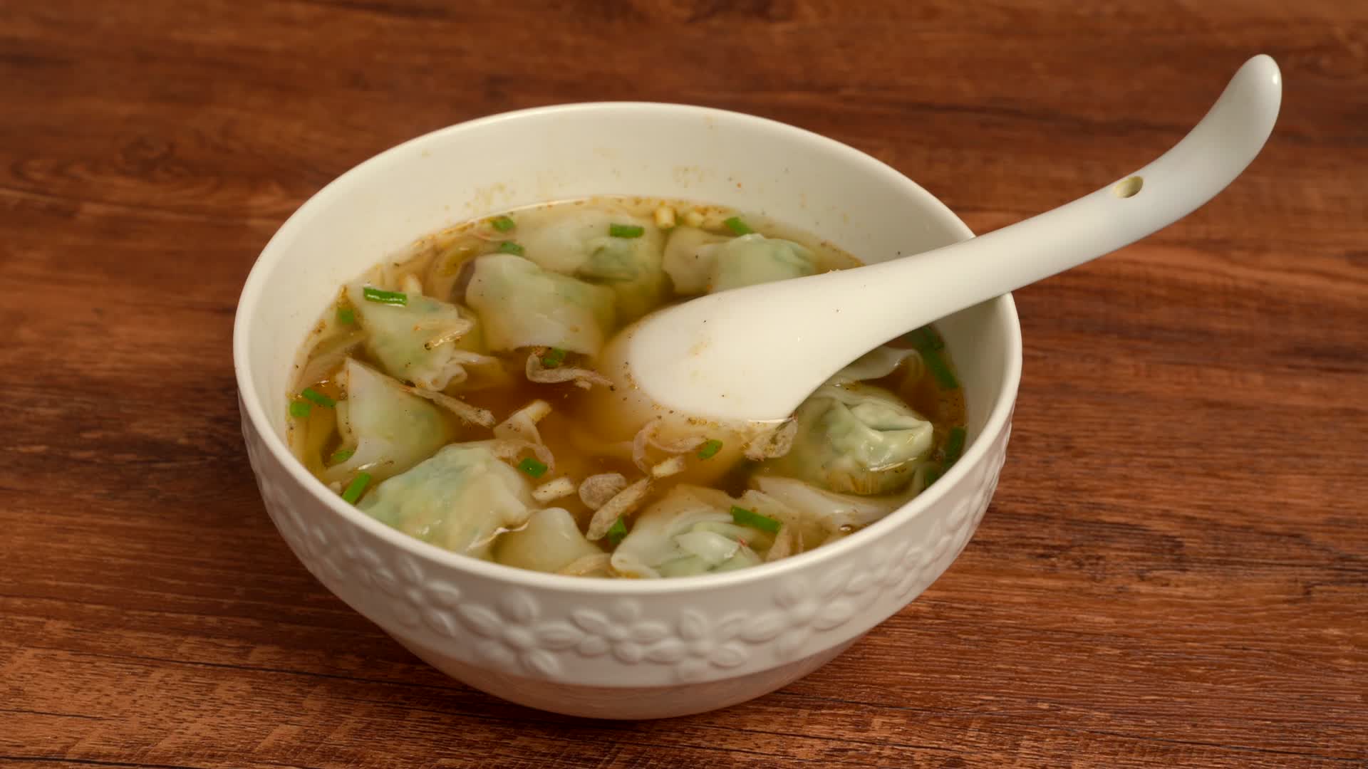 一碗传统中国美食小馄饨4K视频的预览图