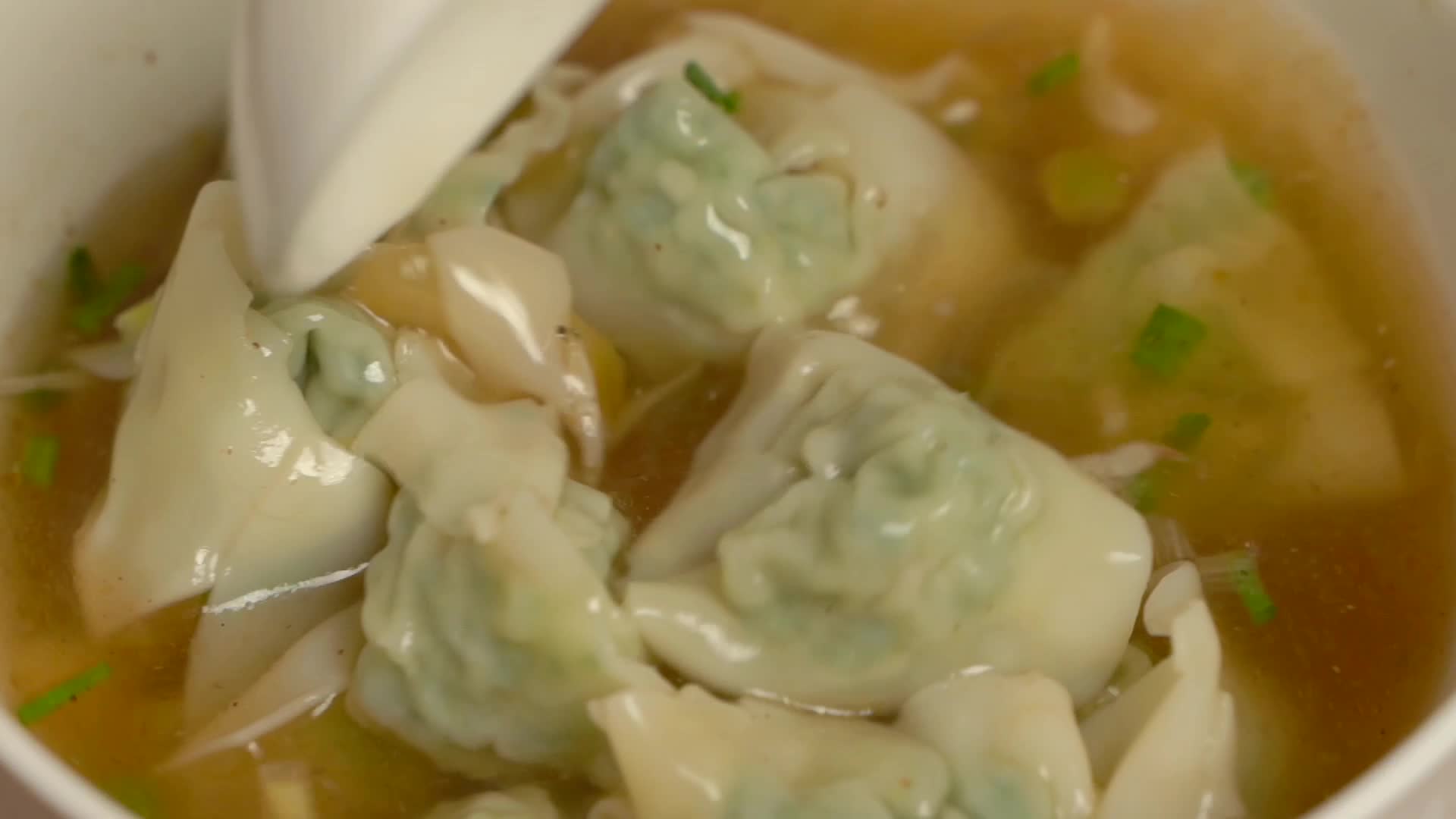 一碗传统中国美食小馄饨慢动作视频的预览图