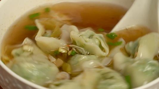 一碗传统中国美食小馄饨4K视频的预览图