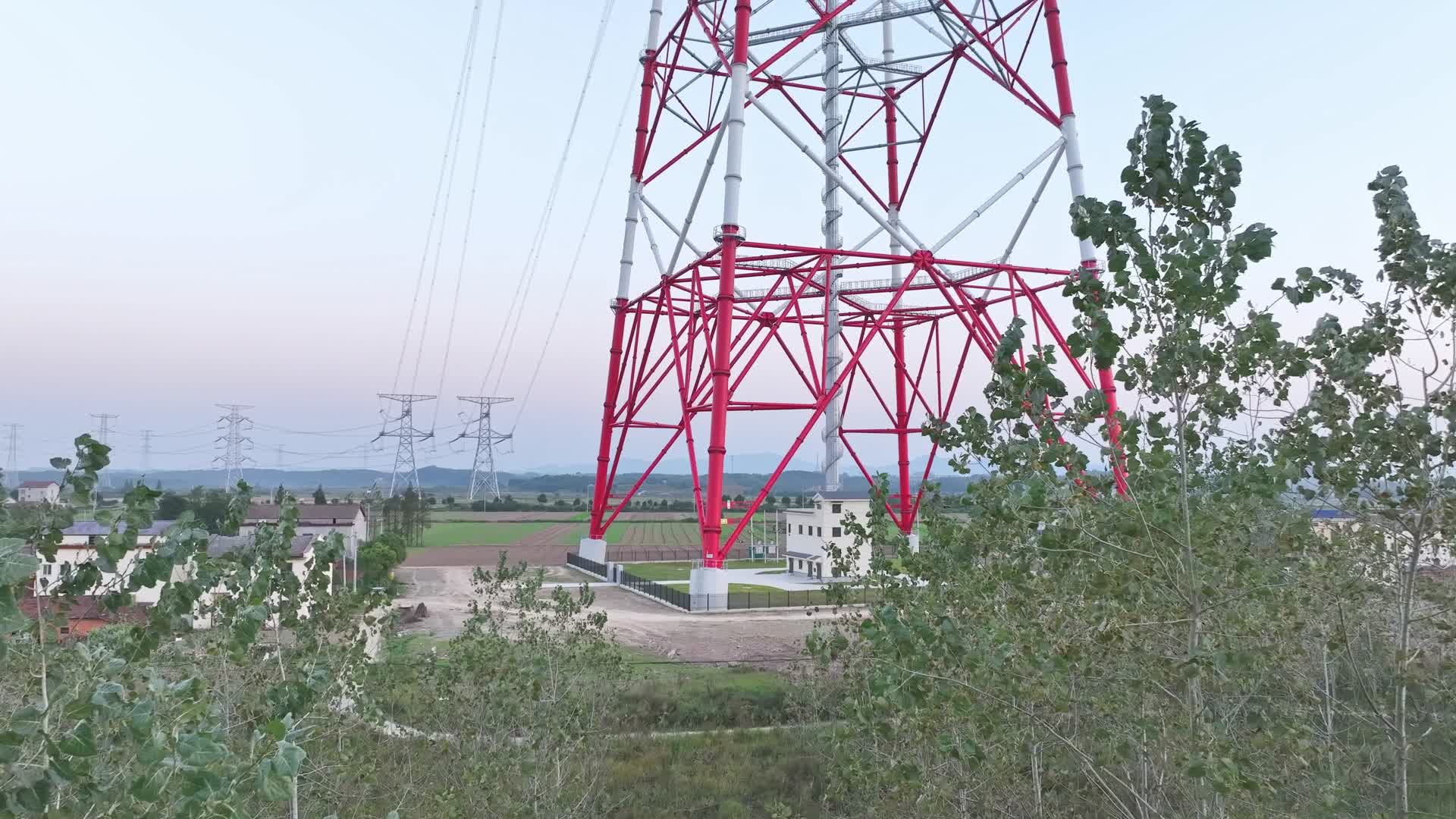 临湘跨江特高压输电塔视频的预览图