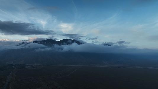 4K航拍贺兰山云雾缭绕版视频的预览图