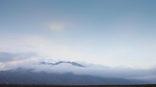 4K航拍贺兰山延时云雾缭绕视频的预览图