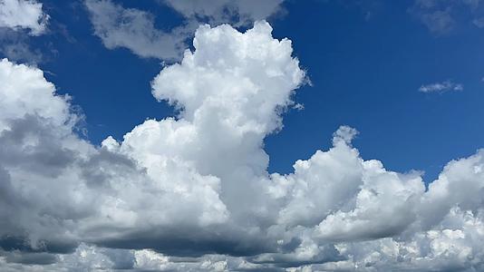 流动的云4K高清视频视频的预览图