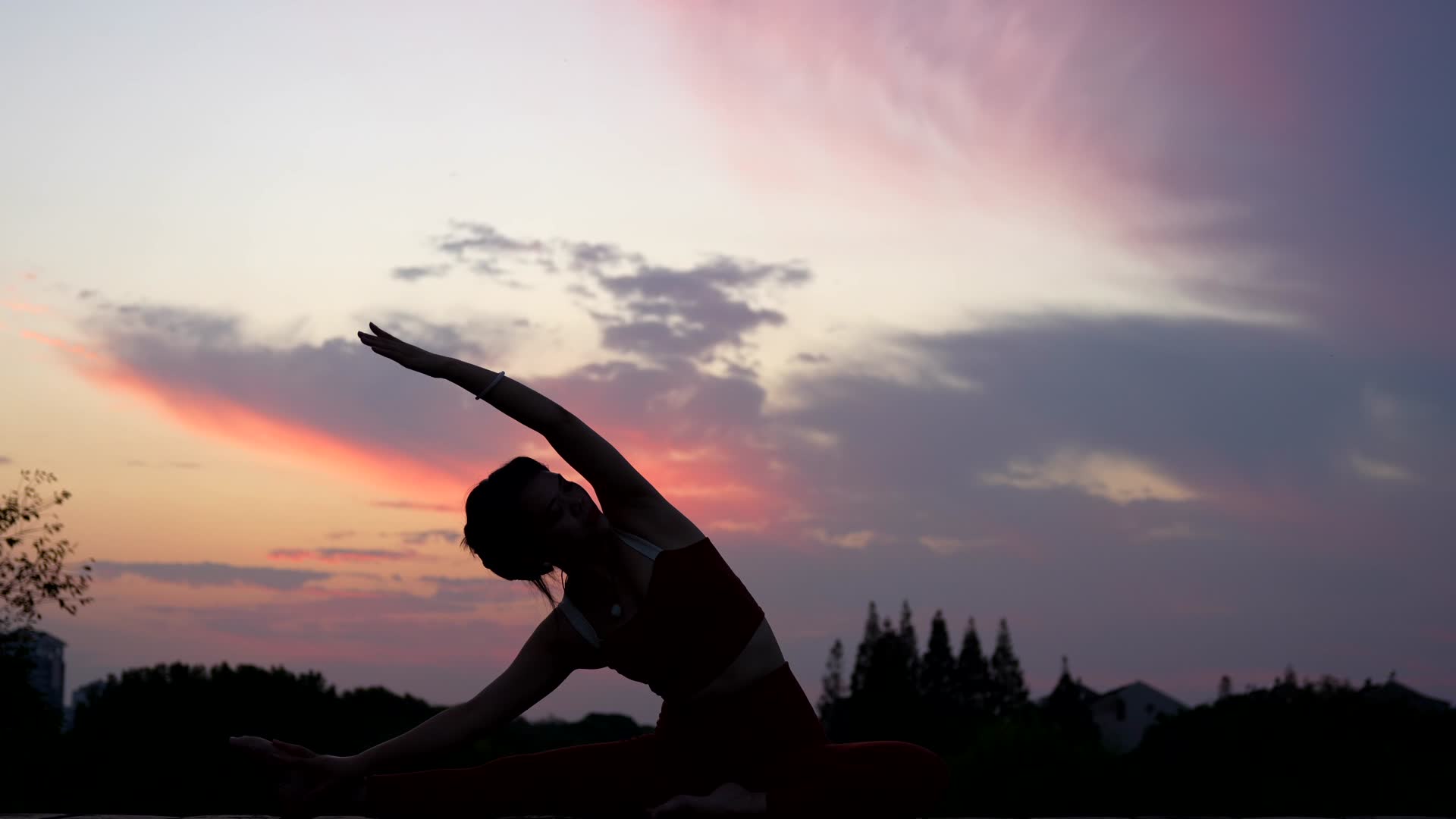 唯美逆光夕阳瑜伽剪影实拍视频的预览图