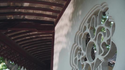 中国风古典园林梅花光影空镜实拍视频视频的预览图