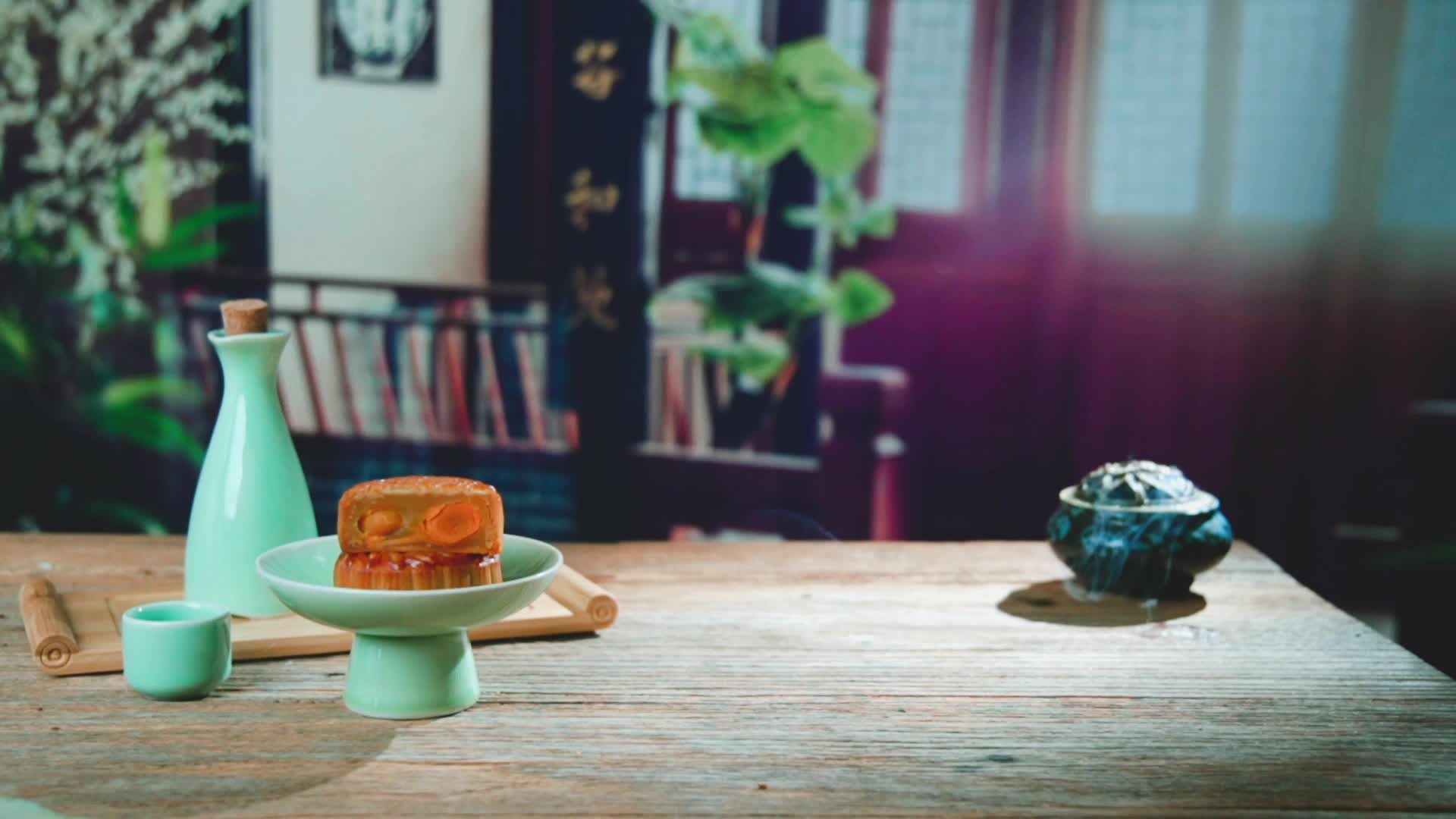 古风意境中秋节月饼古风实拍视频视频的预览图