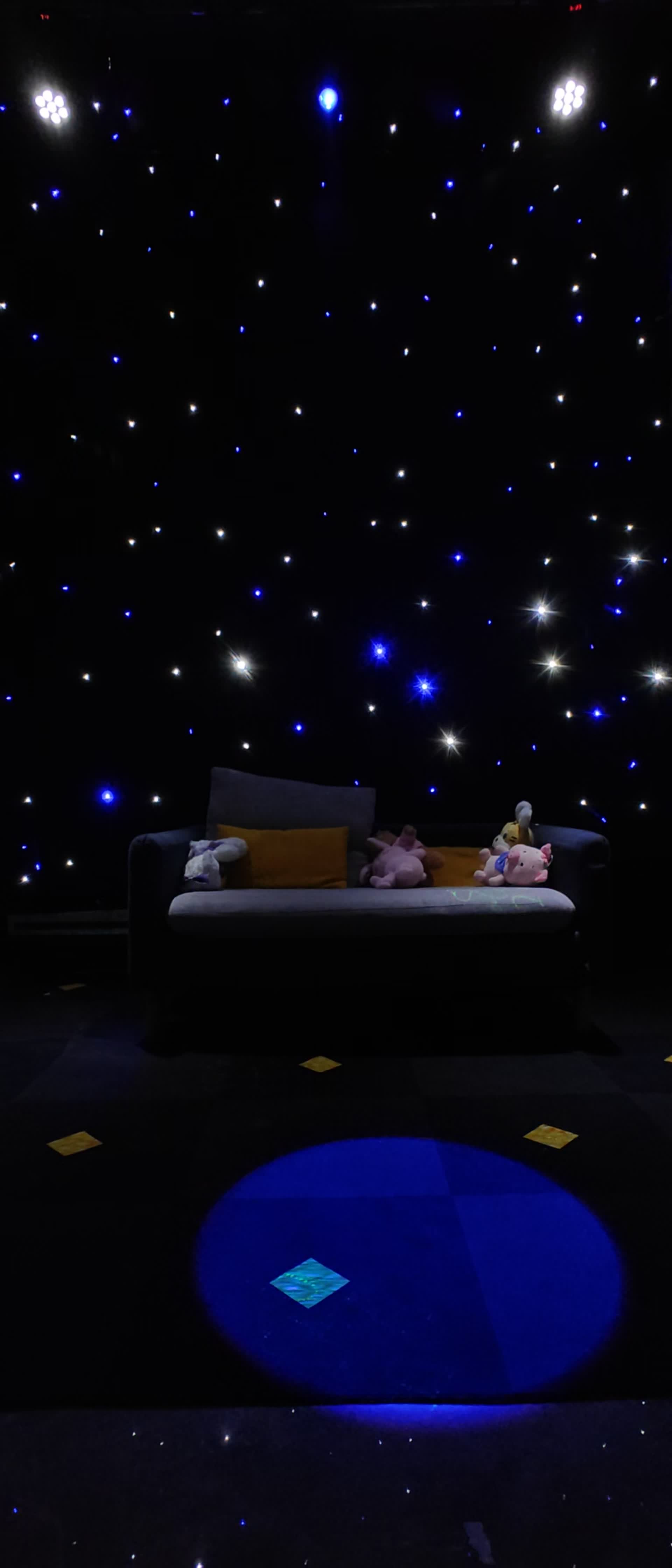 多人直播间装修效果星空背景灯光视频的预览图
