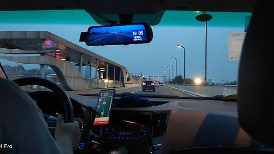 乘车网约车打车行驶在高架桥路上视频的预览图