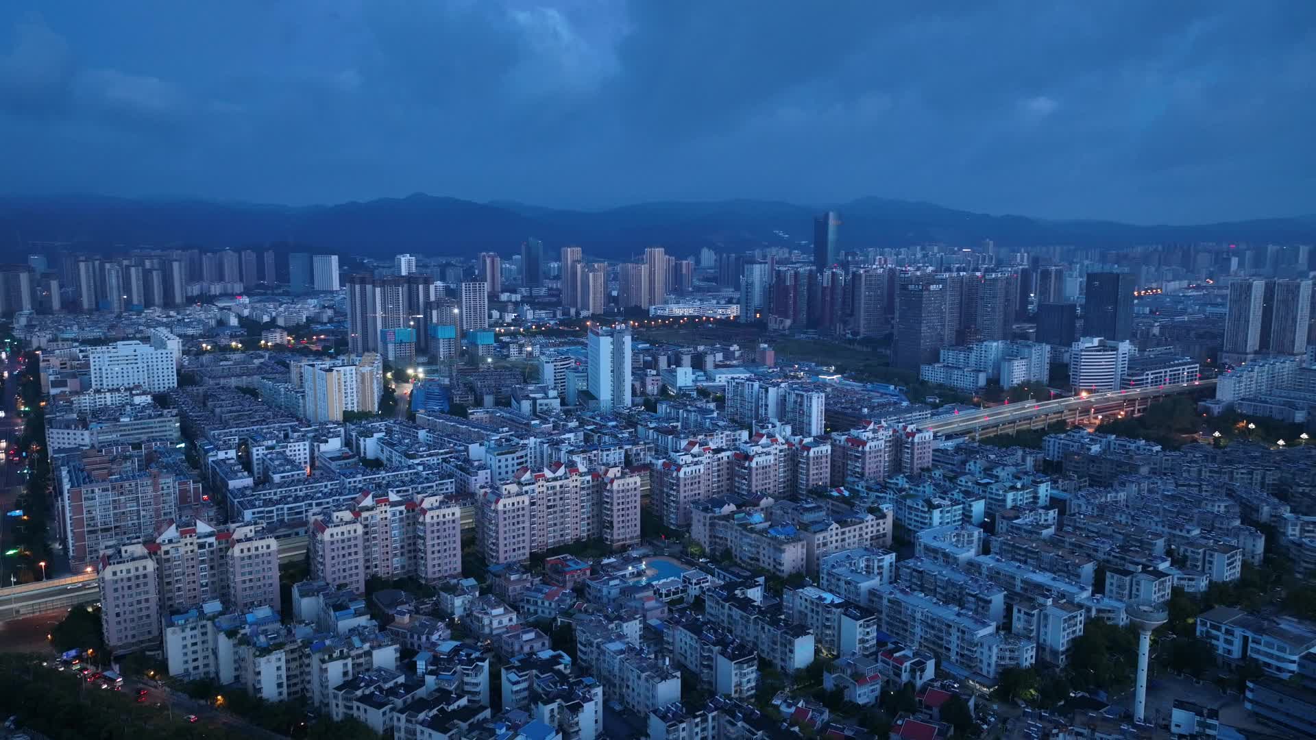 云南昆明夜景城市航拍视频的预览图