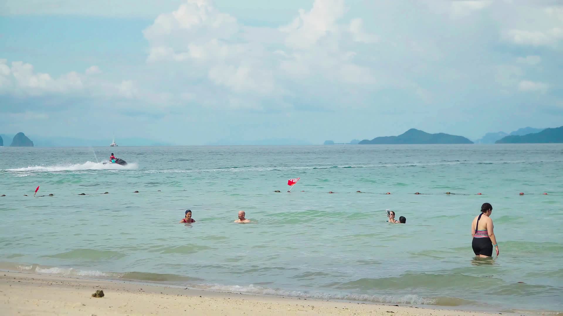 普吉NAKA岛海滩戏水区实拍视频的预览图