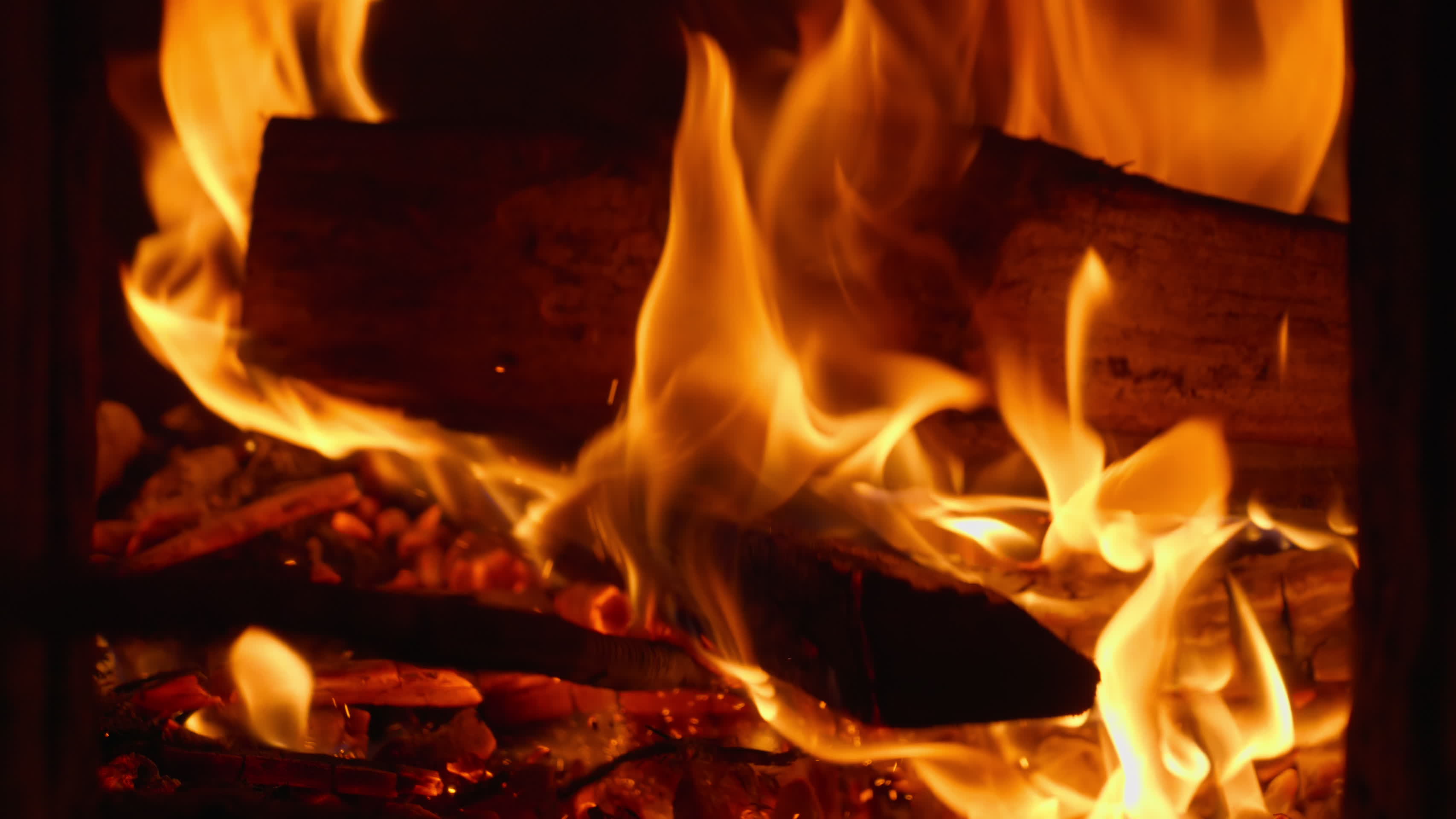 农村土灶台燃烧木炭火木拆火焰篝火堆视频的预览图