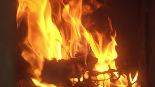 农村土灶台燃烧木炭火木拆火焰篝火堆视频的预览图