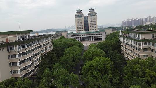 中南民族大学双子塔航拍视频的预览图