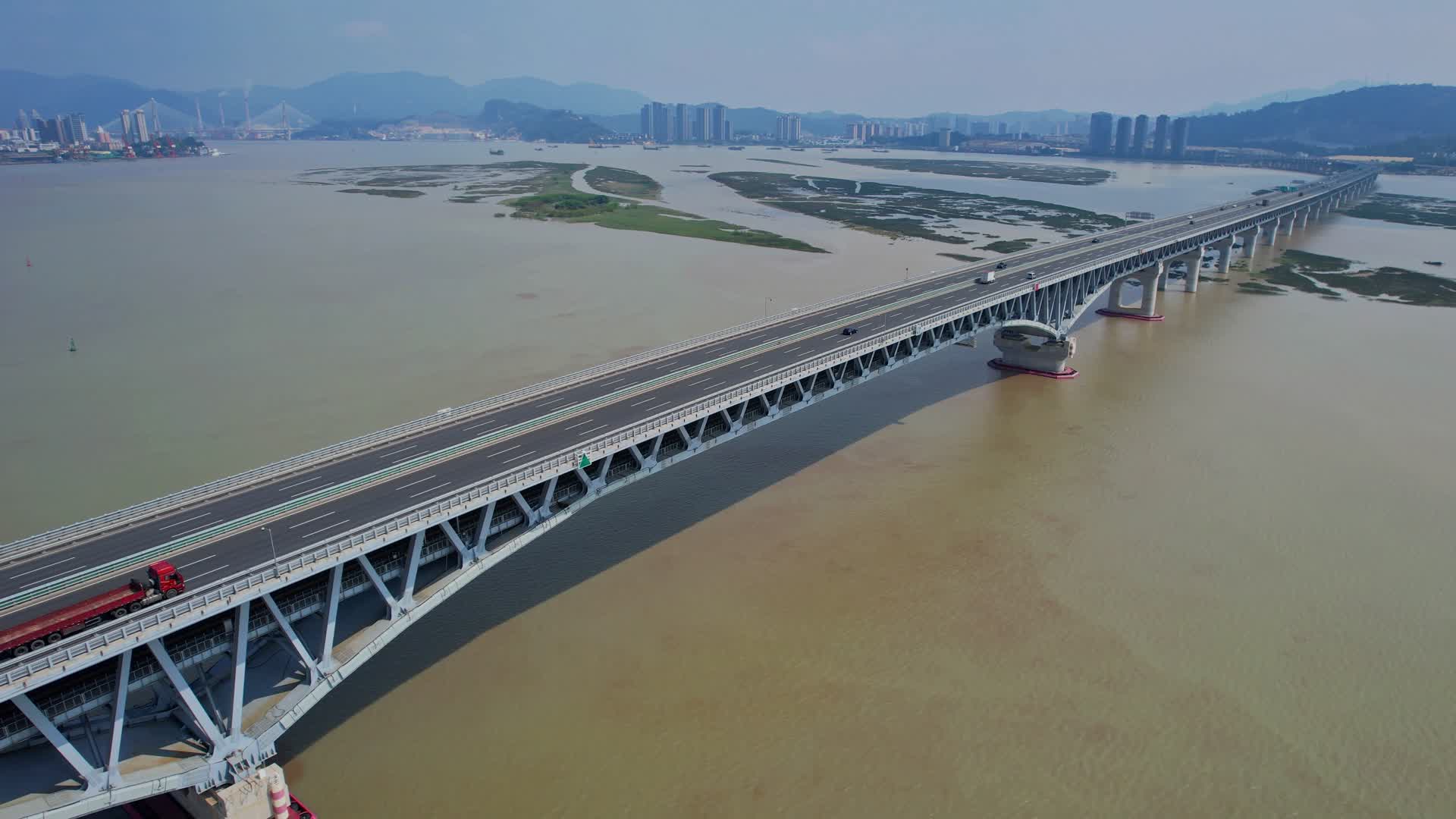 航拍福州道庆洲大桥视频的预览图