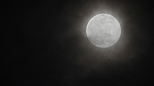 夜晚天空月亮月球满月皎洁明月视频的预览图