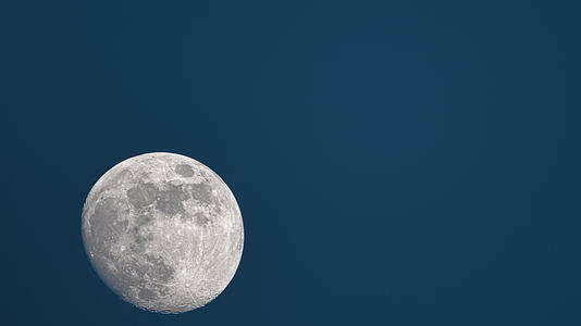 夜晚天空月亮月球满月皎洁明月视频的预览图