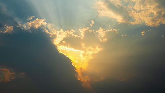 太阳下山日落西山晚霞丁达尔耶稣光视频的预览图