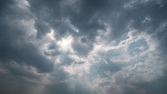 风土突变乌云密布遮天蔽日雷阵雨台风天气视频的预览图