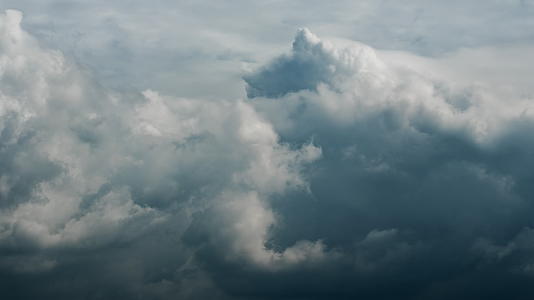 风土突变乌云密布遮天蔽日雷阵雨台风天气视频的预览图