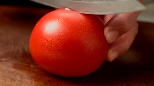 厨师在砧板上切番茄4K视频的预览图